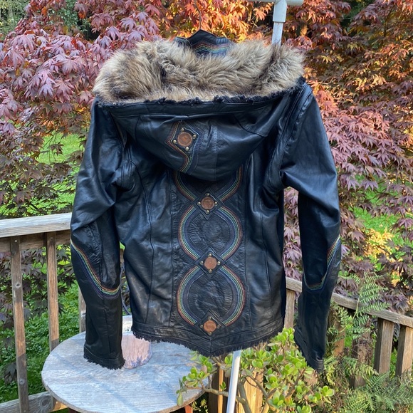 Anahata 💚 Designs Leather Jacket w/ hood and removable sleeves Handmade in Bali - Picture 6 of 15